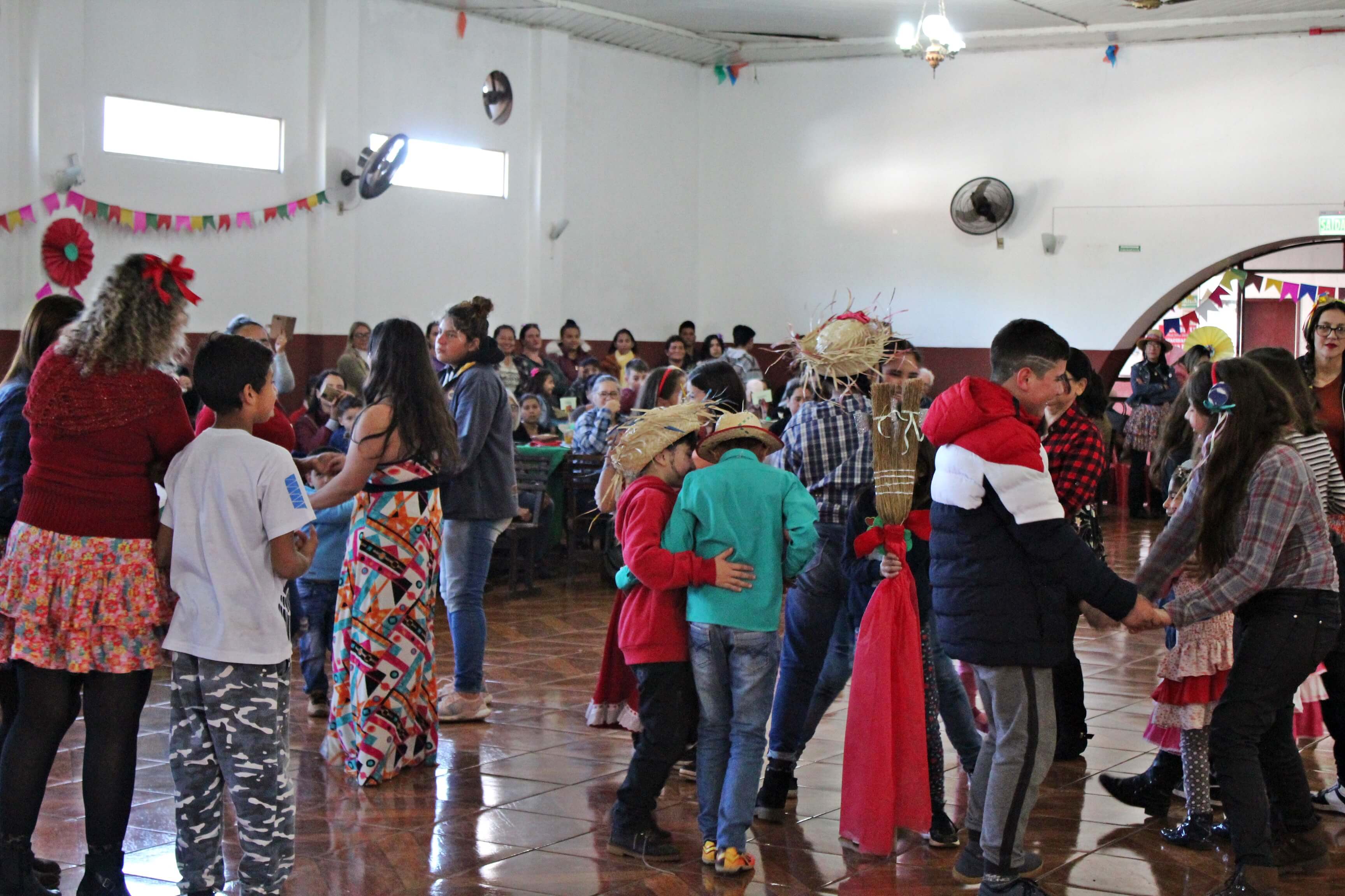 Brincadeiras típicas e muita animação marcaram o Arraiá do CRAS